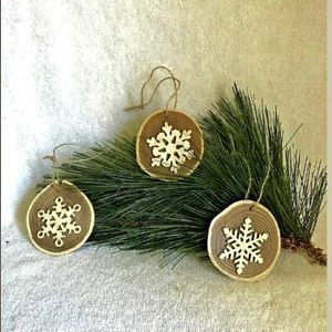 Set of 3 Wood Round Ornaments with Snieflakes